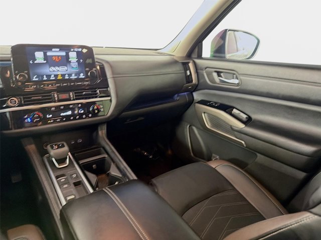 Certified 2024 Nissan Pathfinder Platinum w/ Black Appearance Package FWD image 26