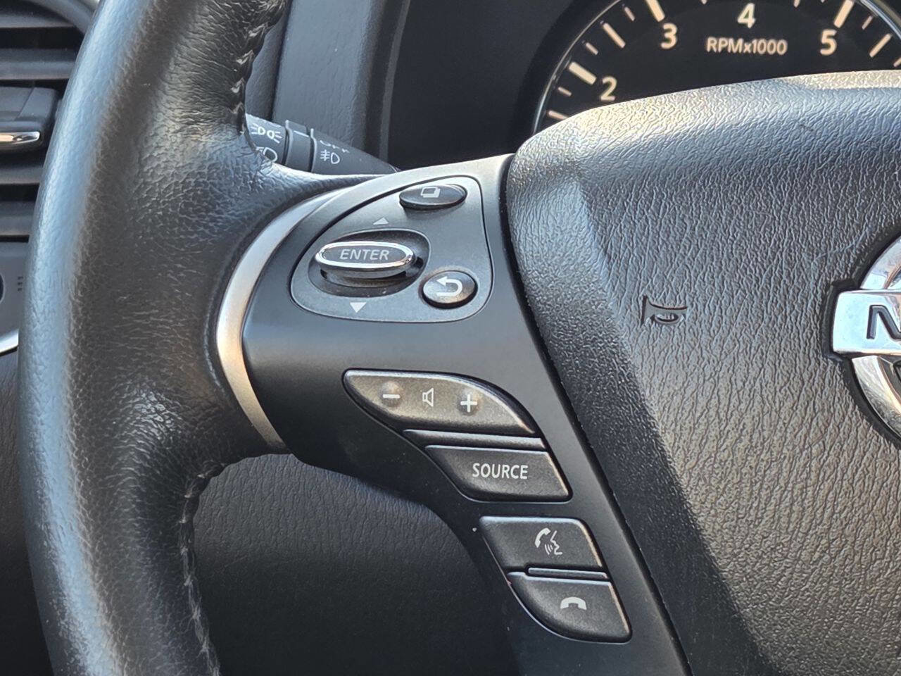 Used 2016 Nissan Pathfinder SV image 24