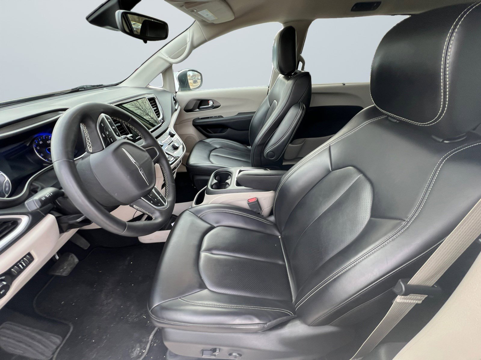 Used 2023 Chrysler Pacifica Touring-L image 11