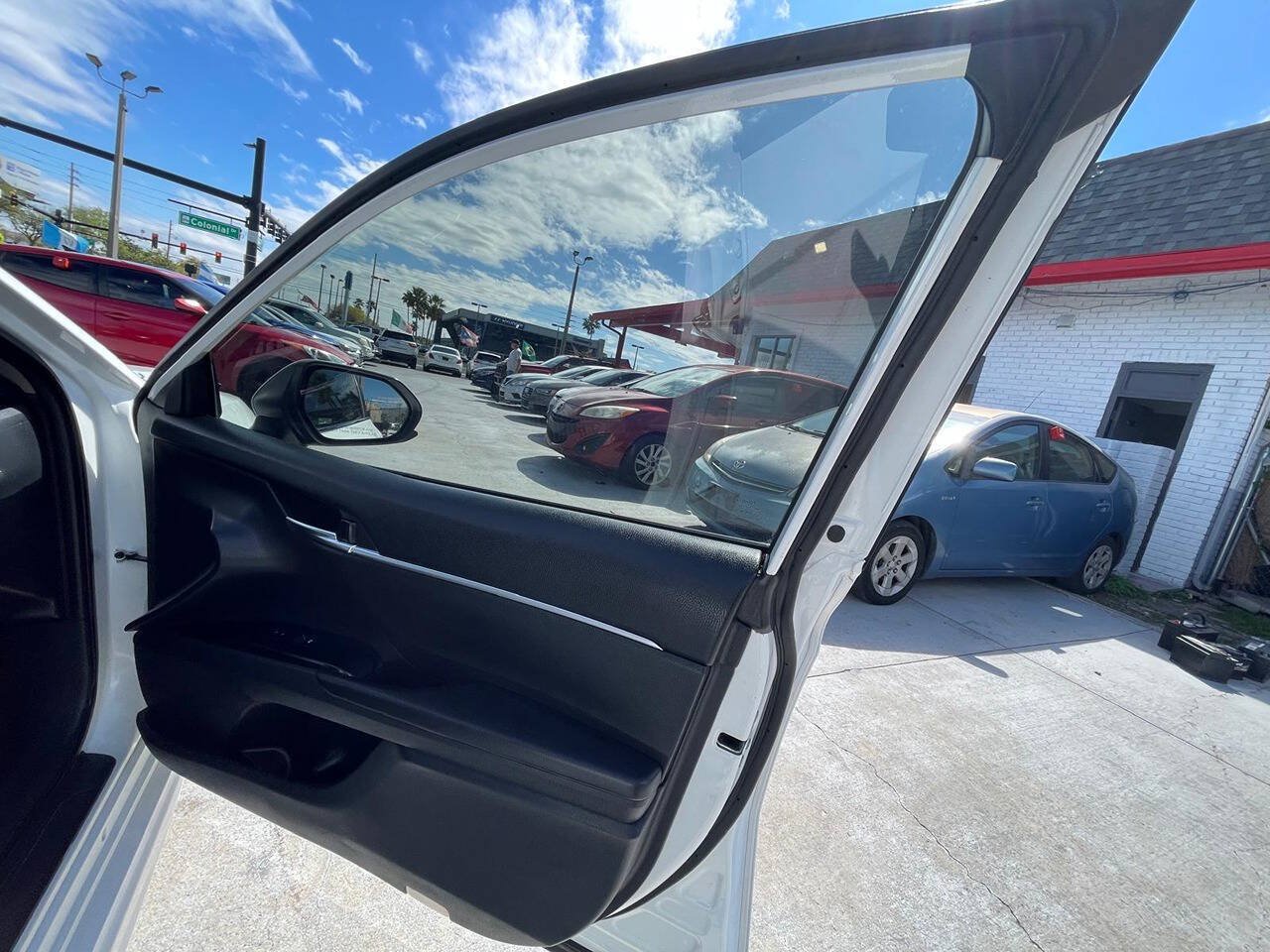 Used 2019 Toyota Camry SE FWD image 11