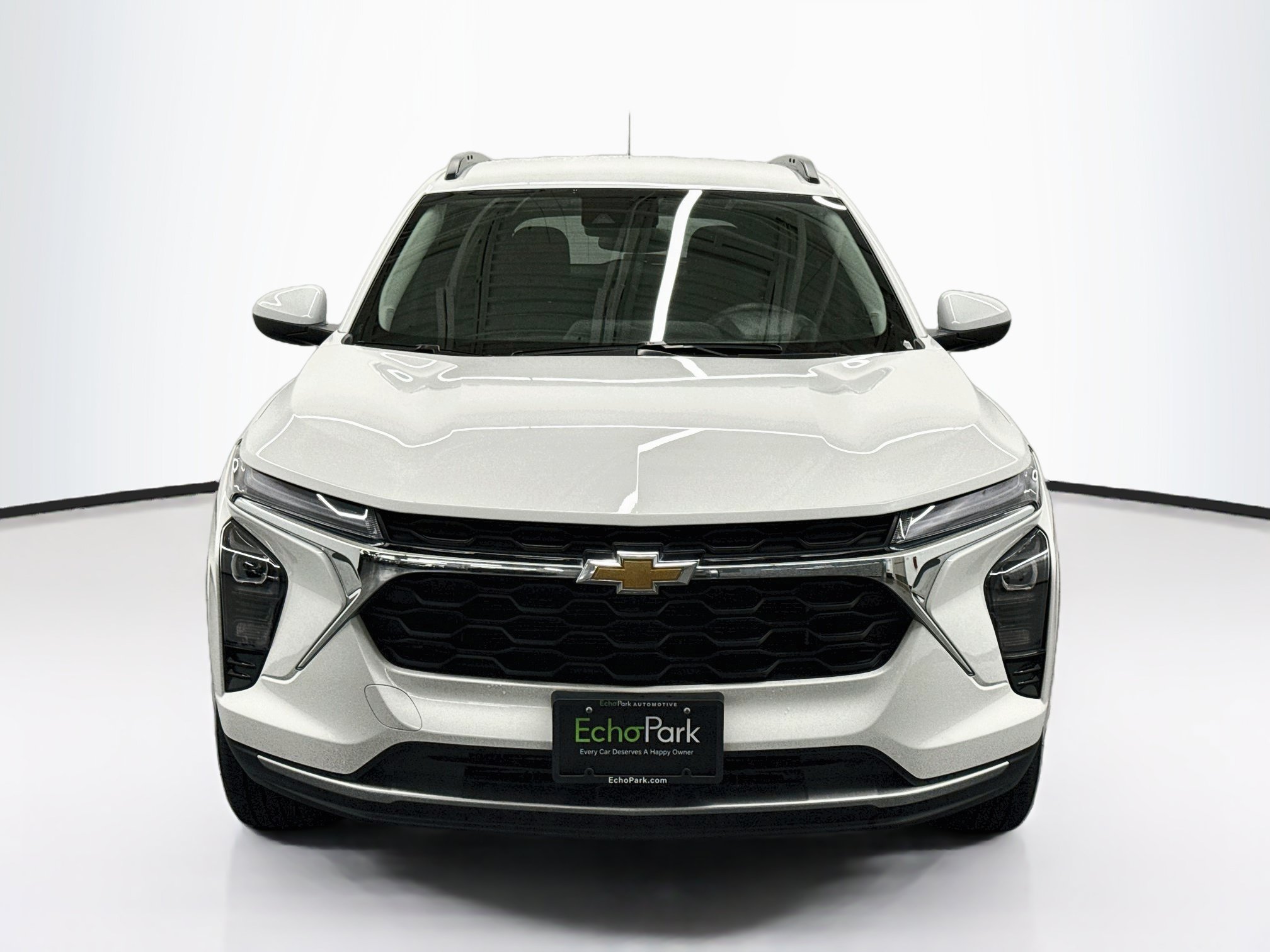 Used 2025 Chevrolet Trax LT FWD image 2