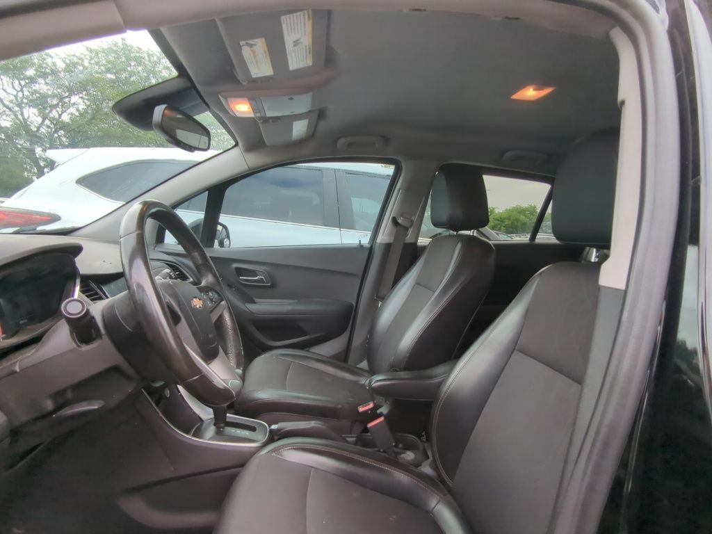 Used 2020 Chevrolet Trax LT w/ Redline Edition FWD image 6