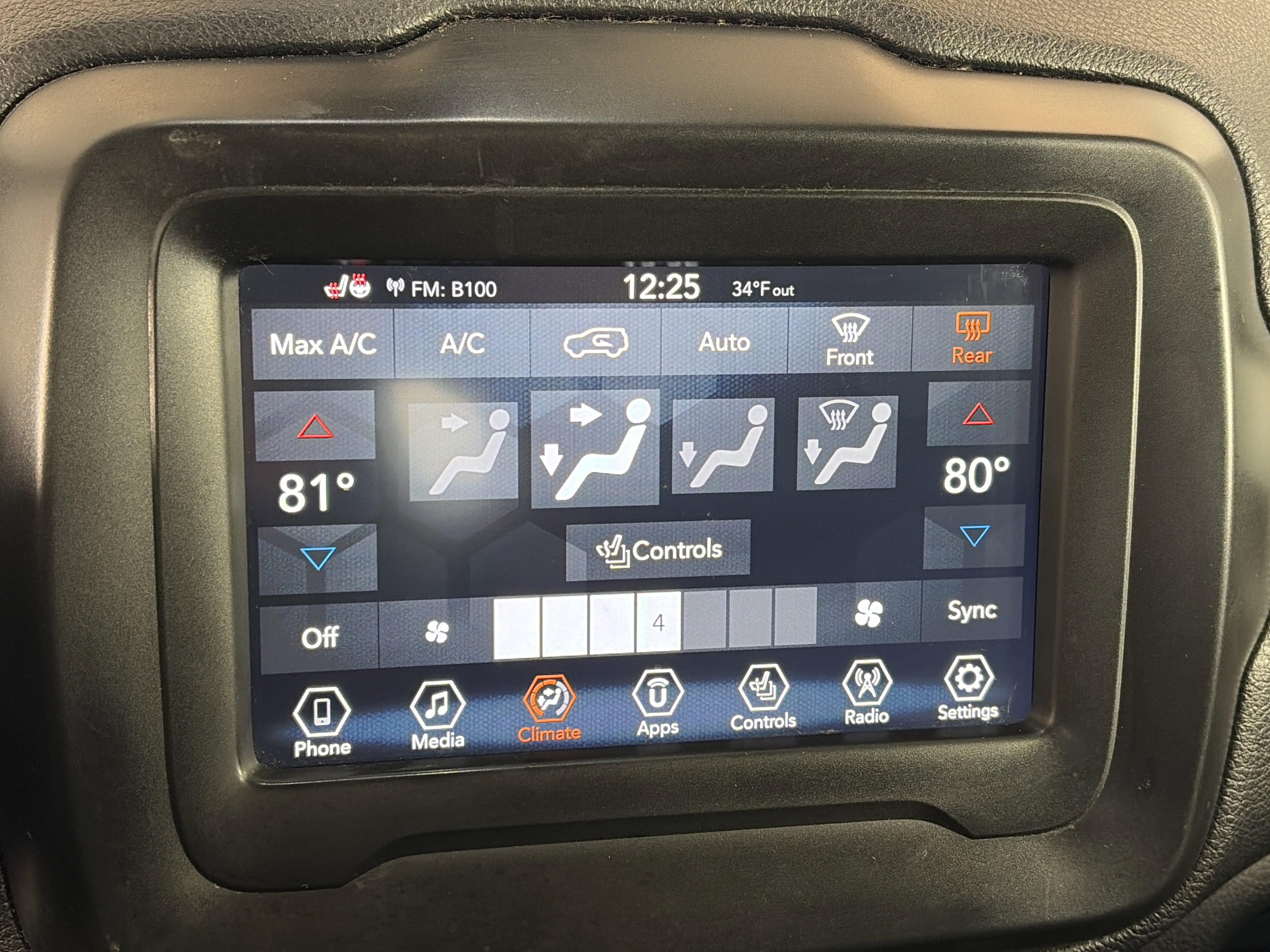Used 2018 Jeep Renegade Latitude w/ Cold Weather Group image 19