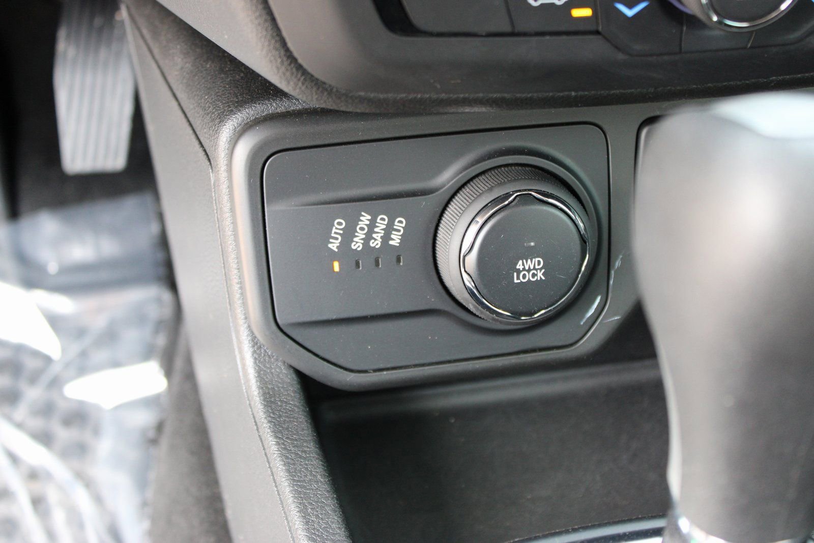 Used 2018 Jeep Renegade Latitude w/ Cold Weather Group AWD/4WD image 23