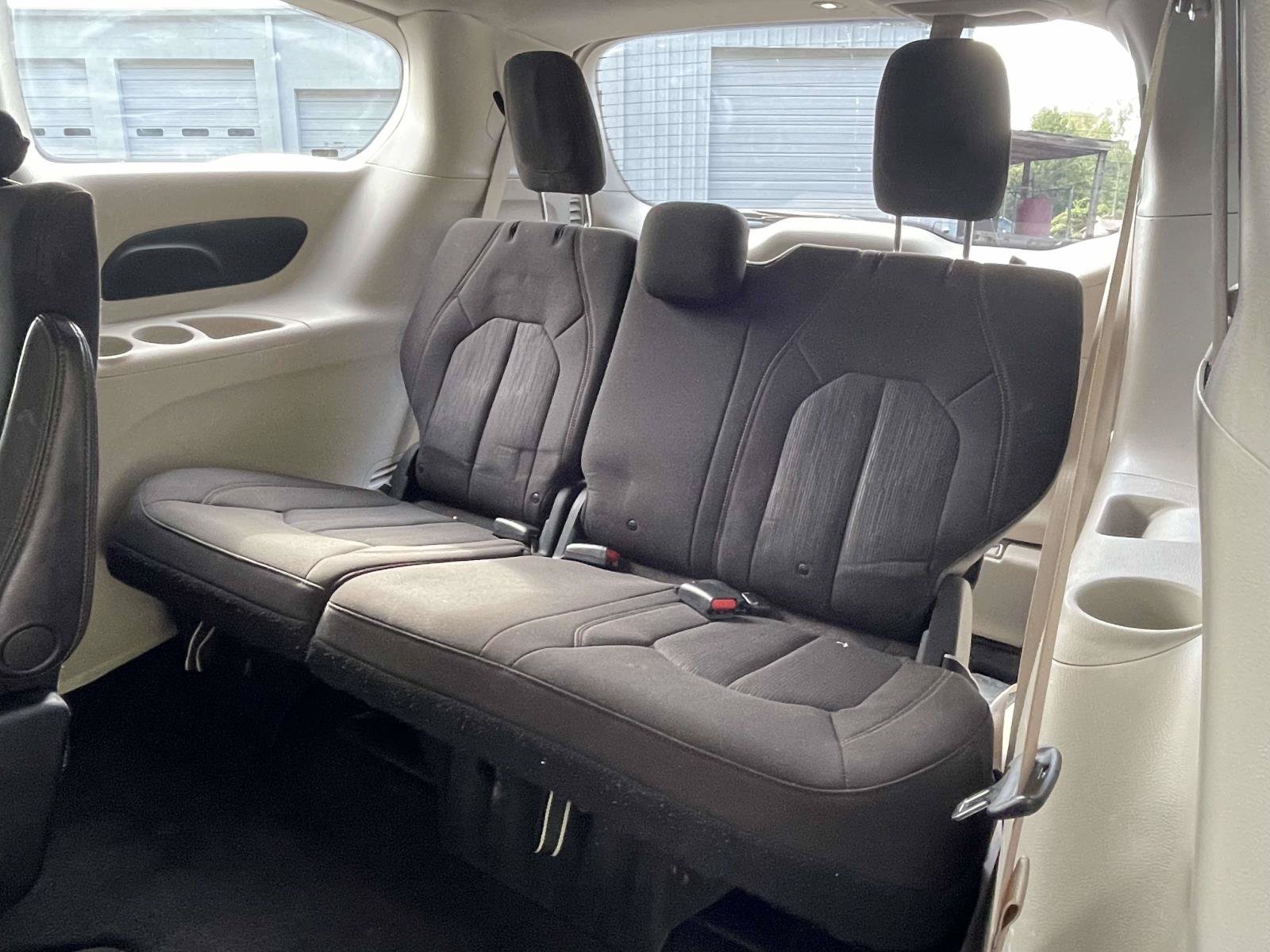 Used 2018 Chrysler Pacifica Touring FWD image 10
