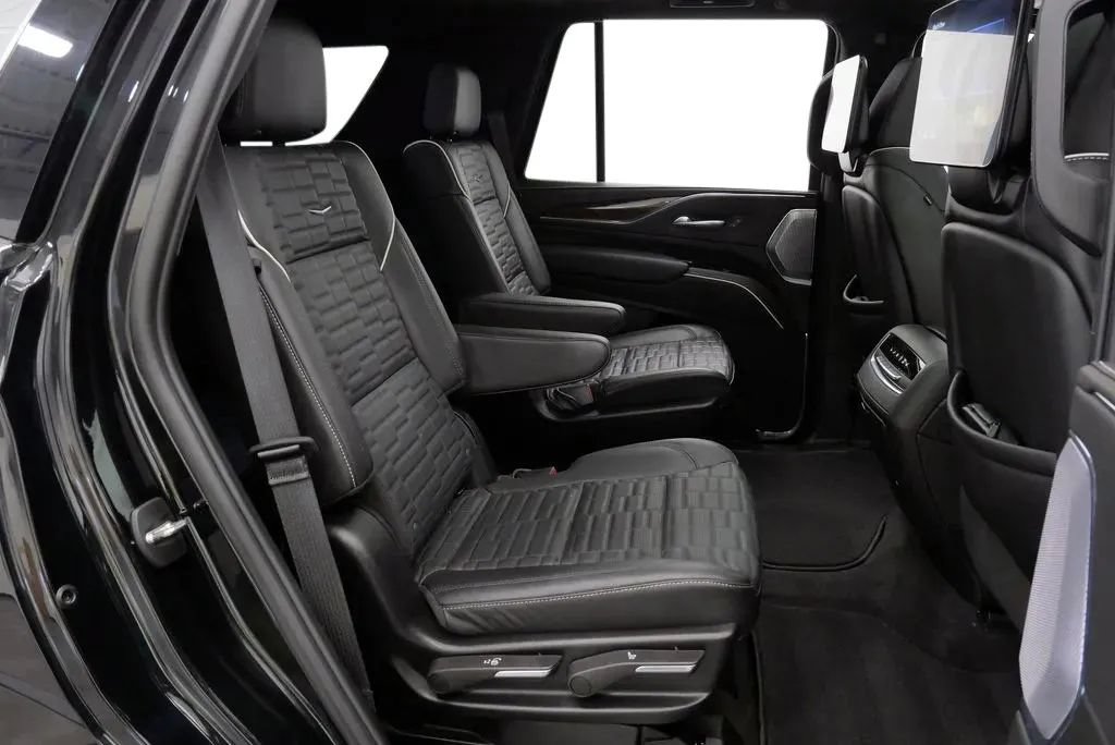 Used 2024 Cadillac Escalade Premium Luxury Platinum AWD/4WD image 18