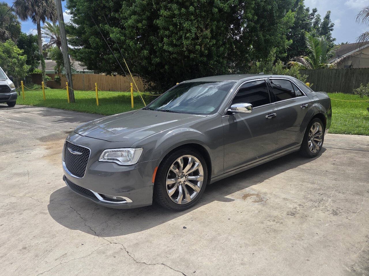 Used 2019 Chrysler 300 Limited RWD image 3