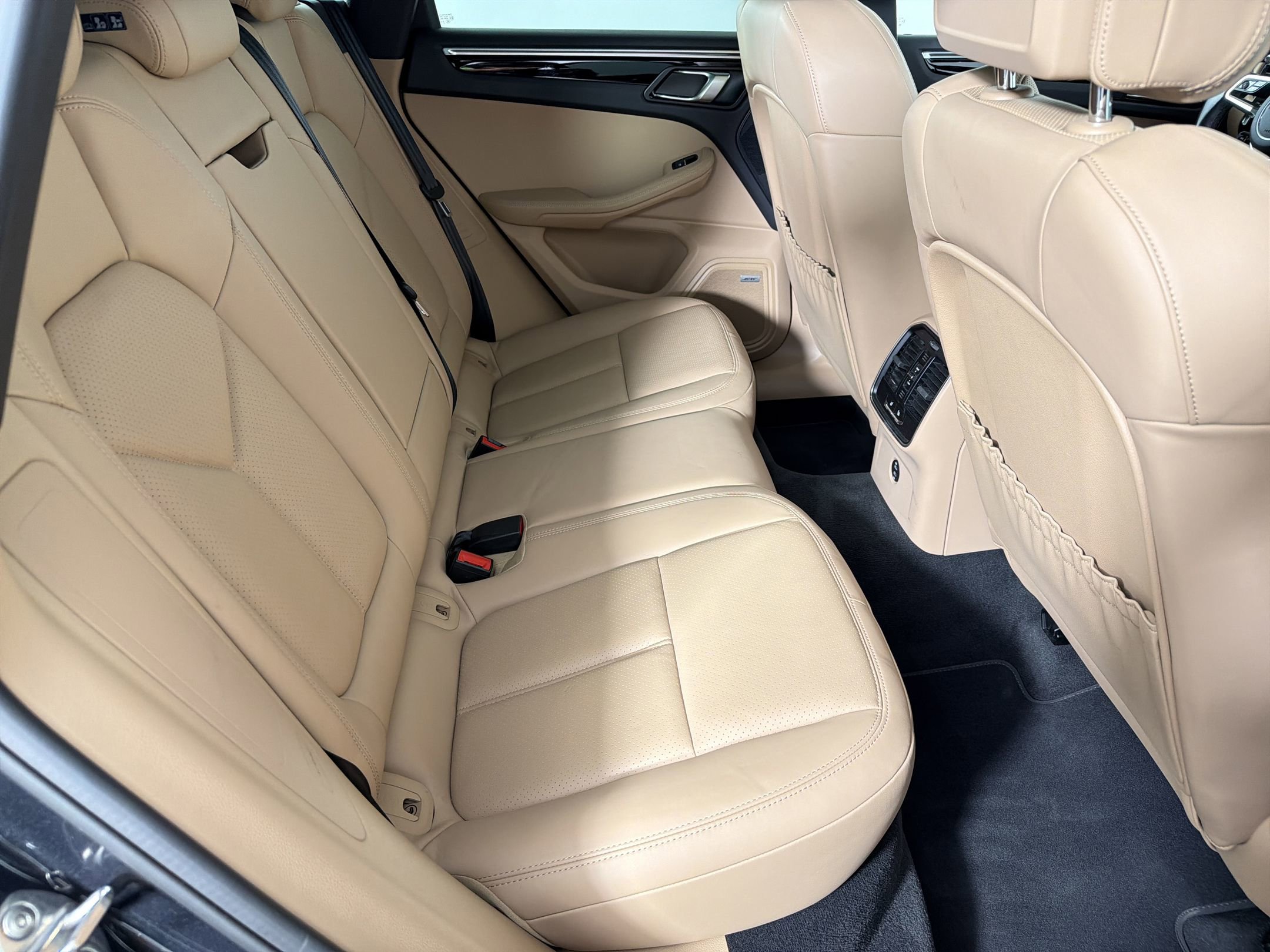 Certified 2020 Porsche Macan AWD/4WD image 29