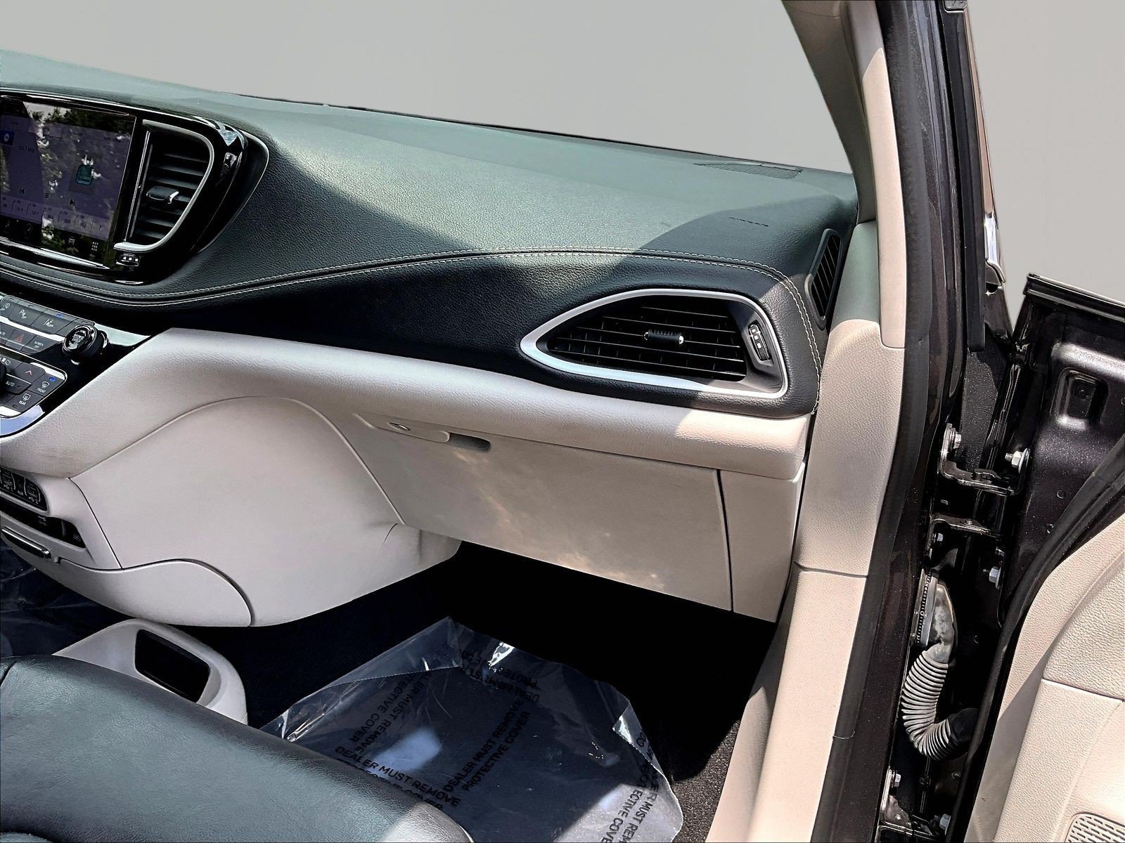 Used 2022 Chrysler Pacifica Touring-L FWD image 26