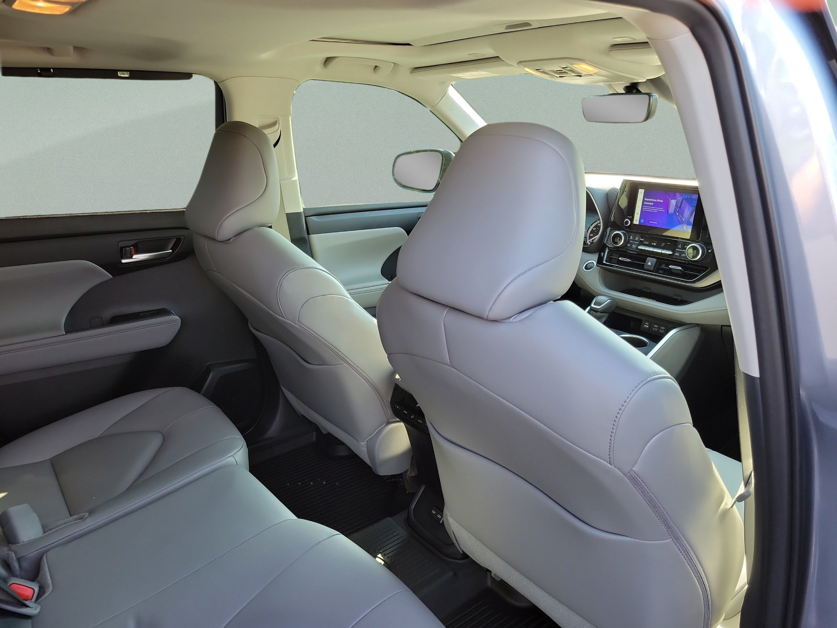 Used 2024 Toyota Highlander XLE FWD image 26