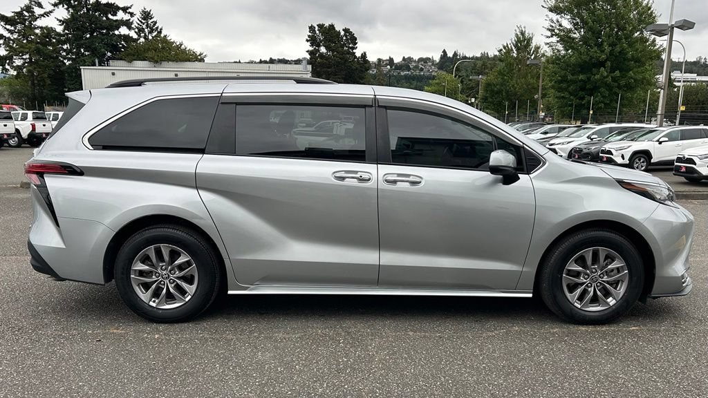 Certified 2022 Toyota Sienna XLE w/ XLE Plus Package FWD image 4