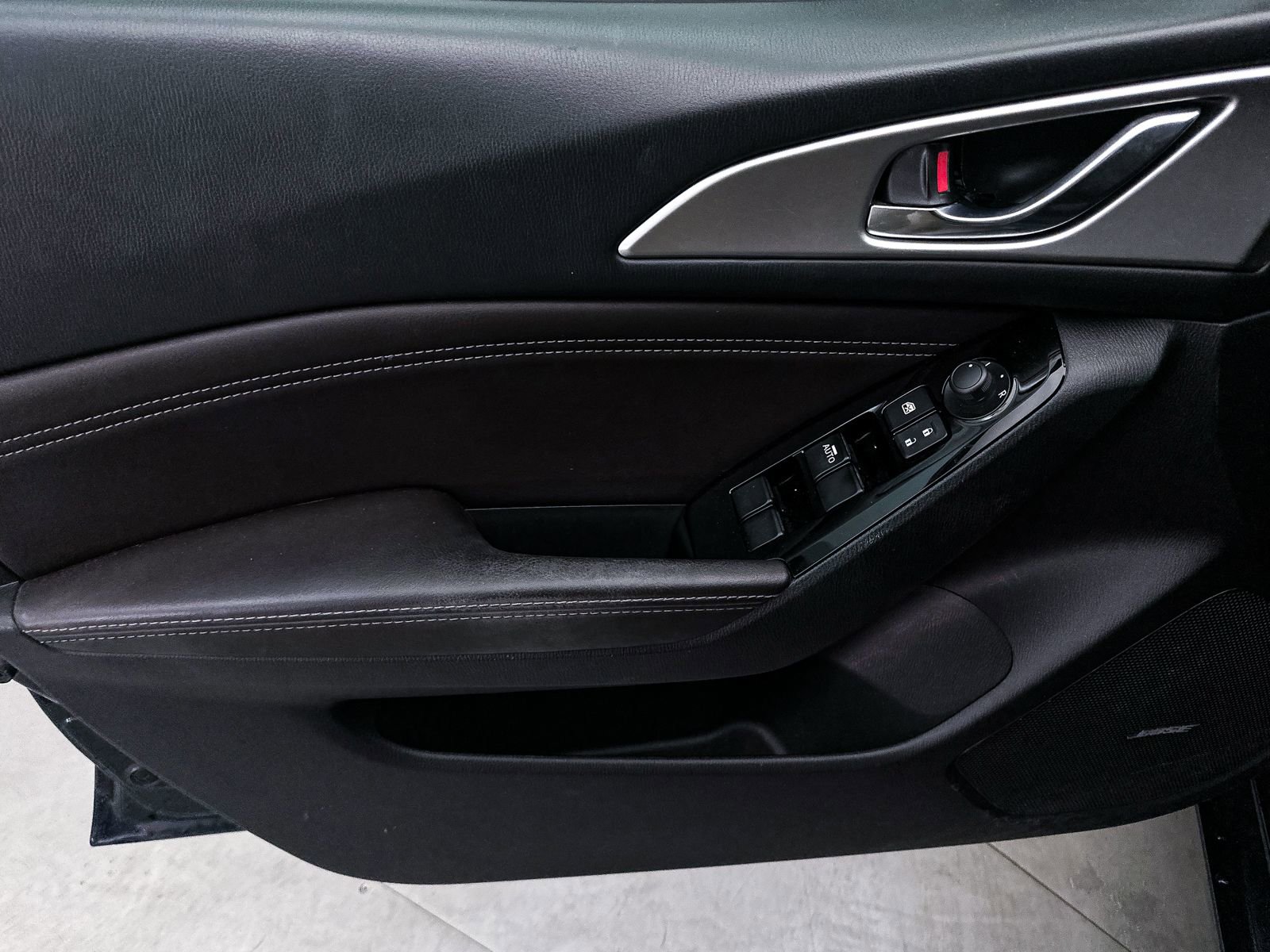 Used 2018 MAZDA MAZDA3 Touring FWD image 16