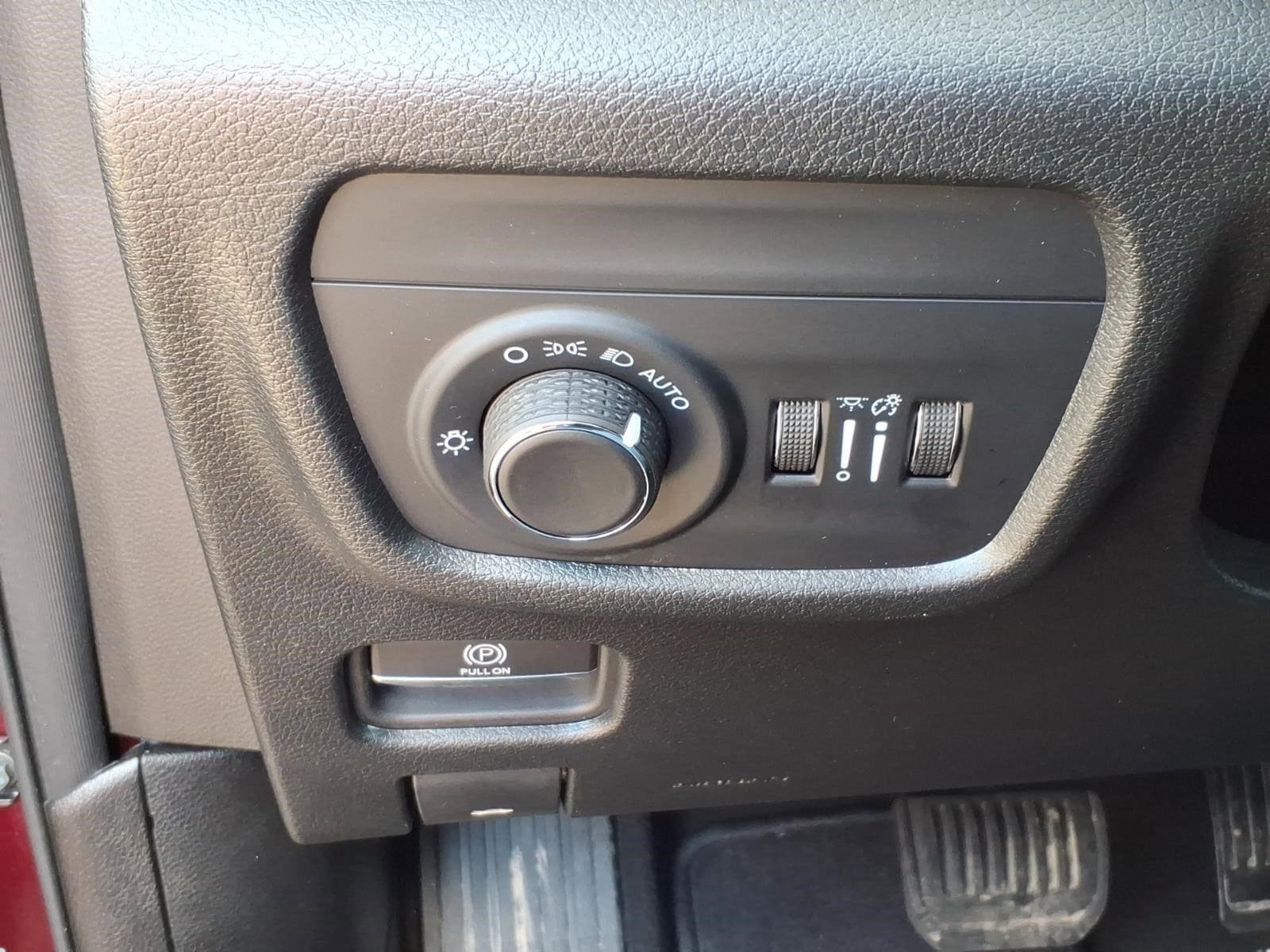 Used 2025 Jeep Grand Cherokee Laredo X w/ Luxury Tech Group I AWD/4WD image 20