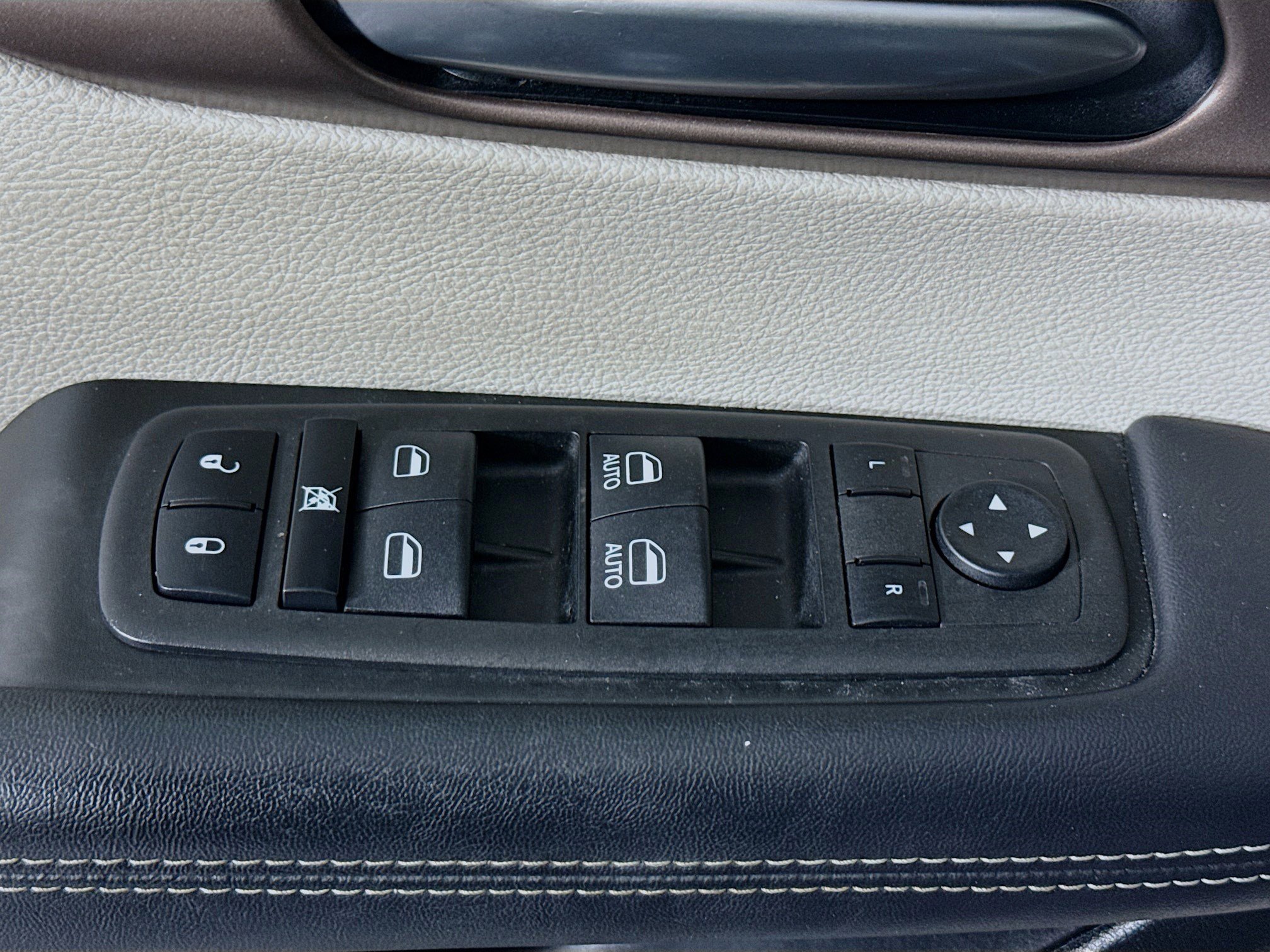 Used 2023 Chrysler Voyager LX image 24