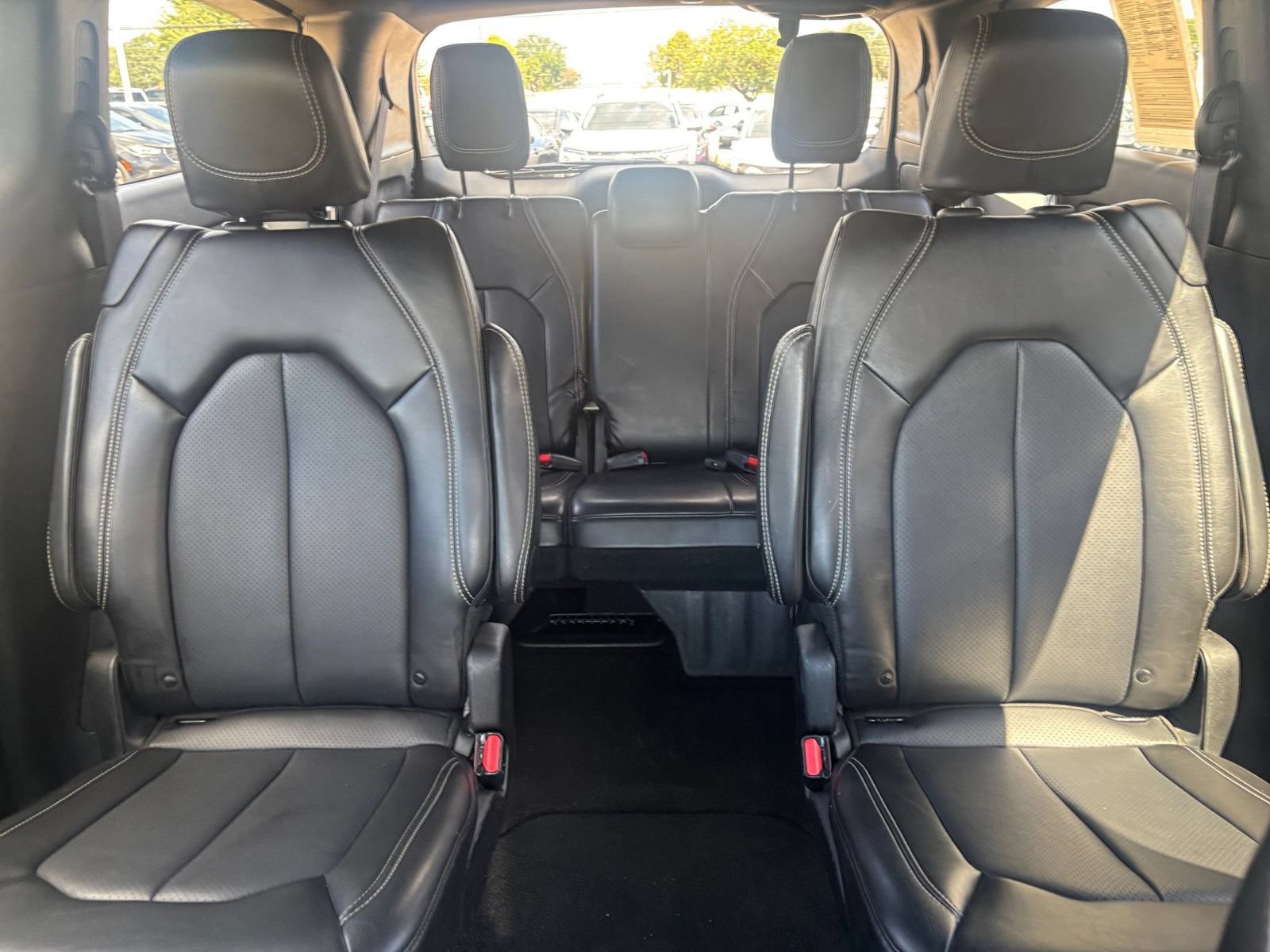 Used 2025 Chrysler Pacifica Select FWD image 40