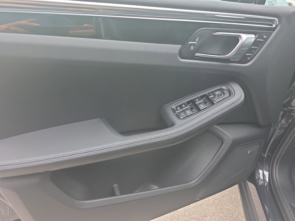 New 2026 Porsche Macan image 24