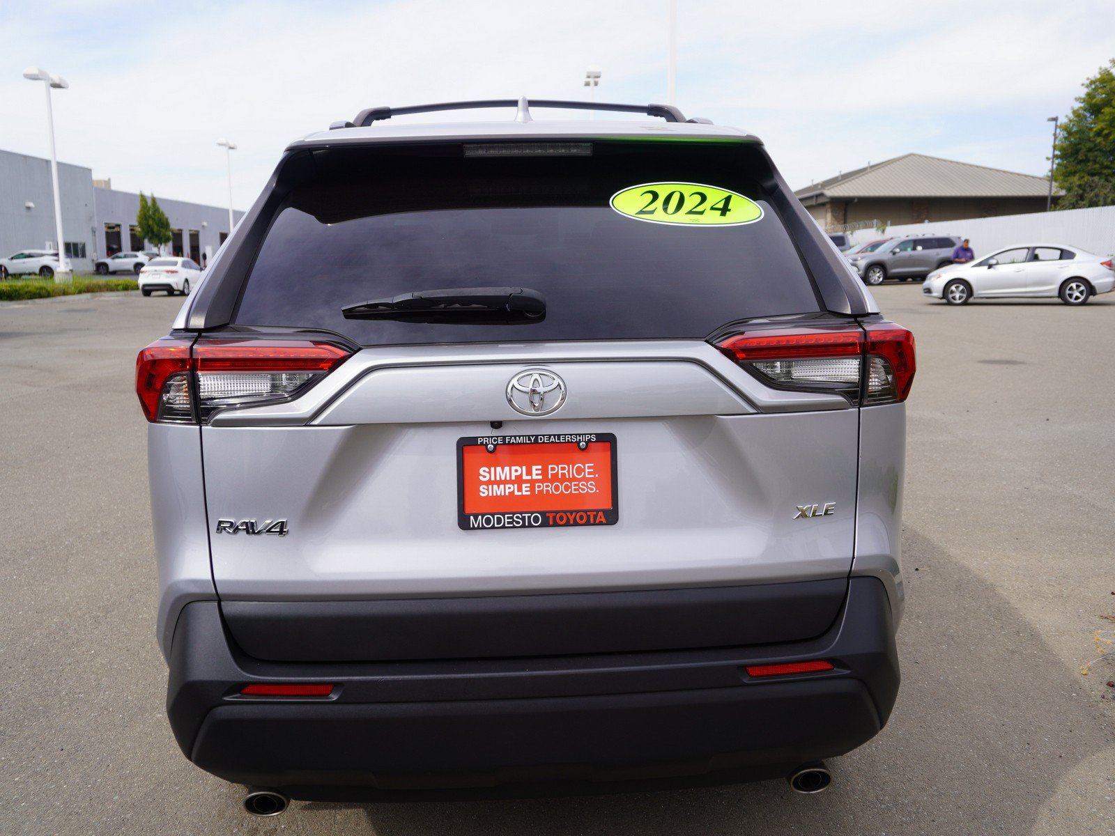 Used 2024 Toyota RAV4 XLE w/ Convenience Package FWD image 9