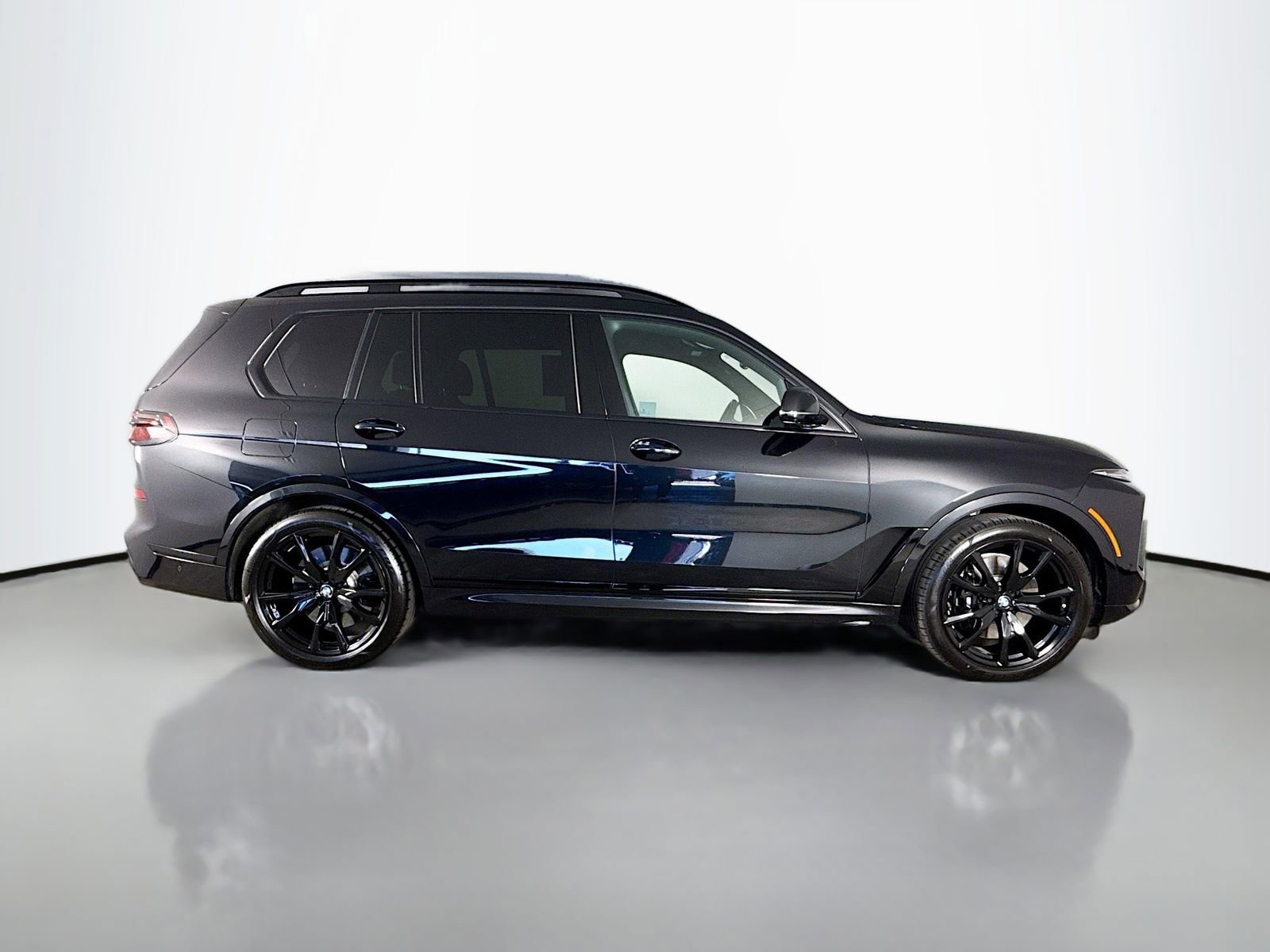 Used 2025 BMW X7 M60i image 8