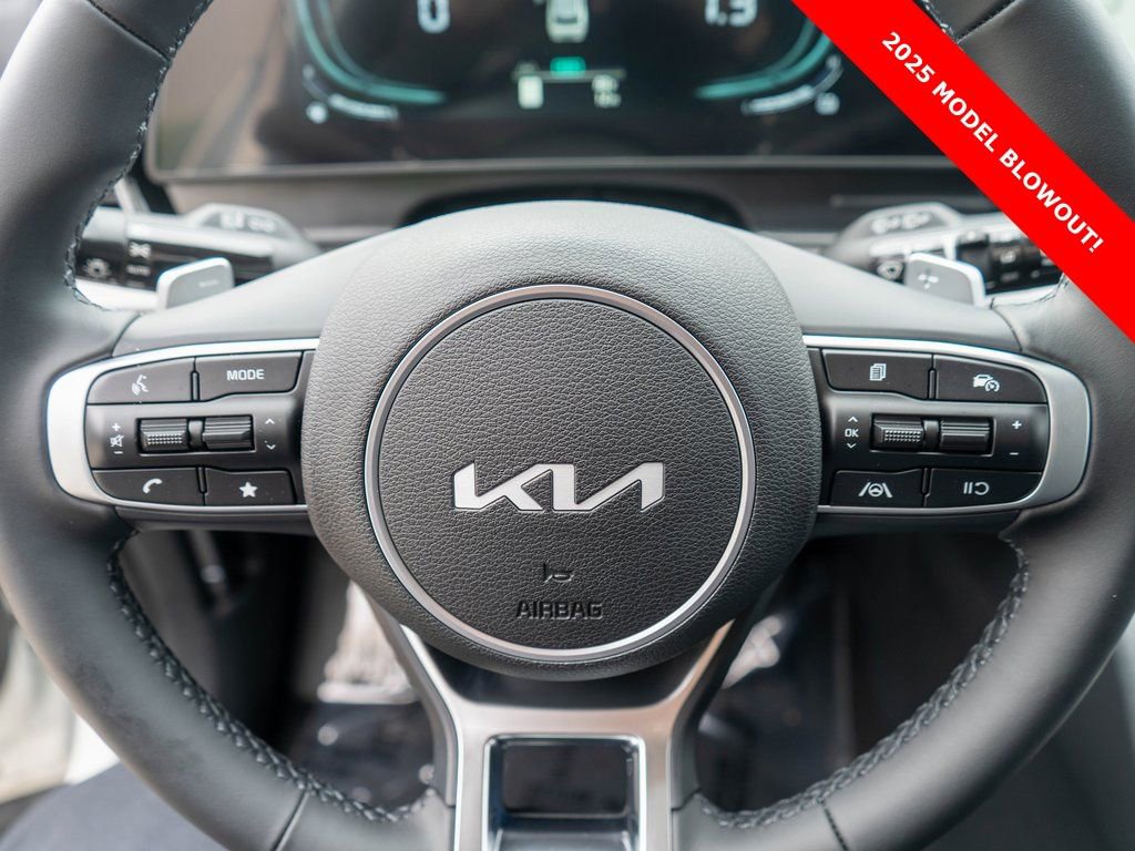Used 2025 Kia Sportage EX image 16