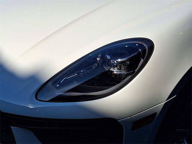 Used 2025 Porsche Macan image 11