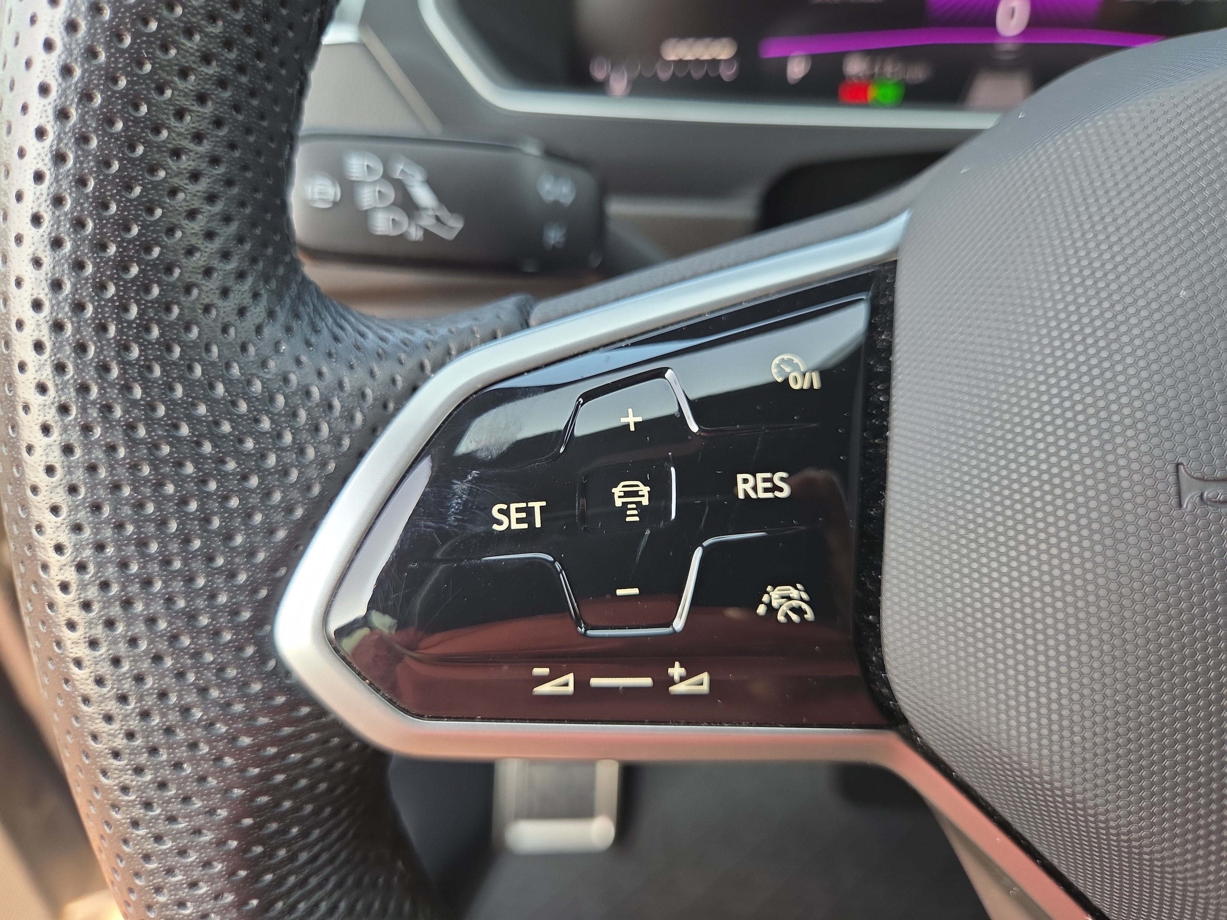 Used 2024 Volkswagen Tiguan SE R-Line AWD/4WD image 27
