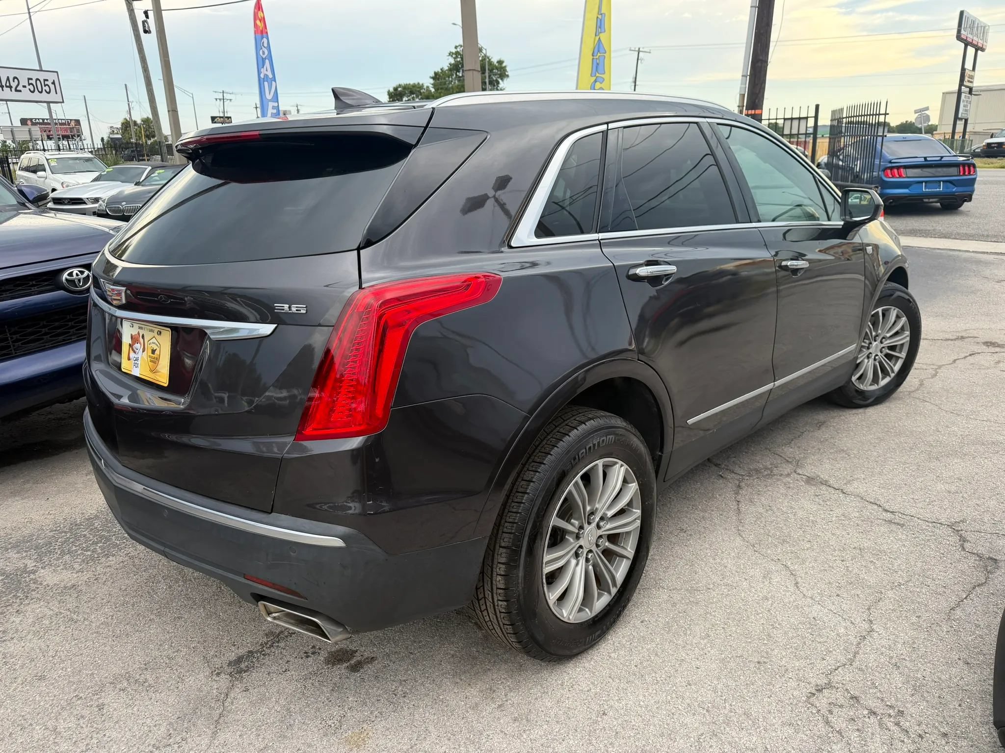 Used 2017 Cadillac XT5 Luxury w/ Driver Awareness Package FWD image 4