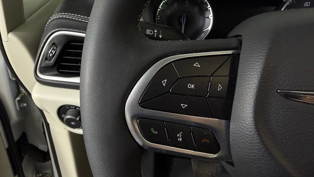 Used 2024 Chrysler Pacifica Touring-L AWD/4WD image 18