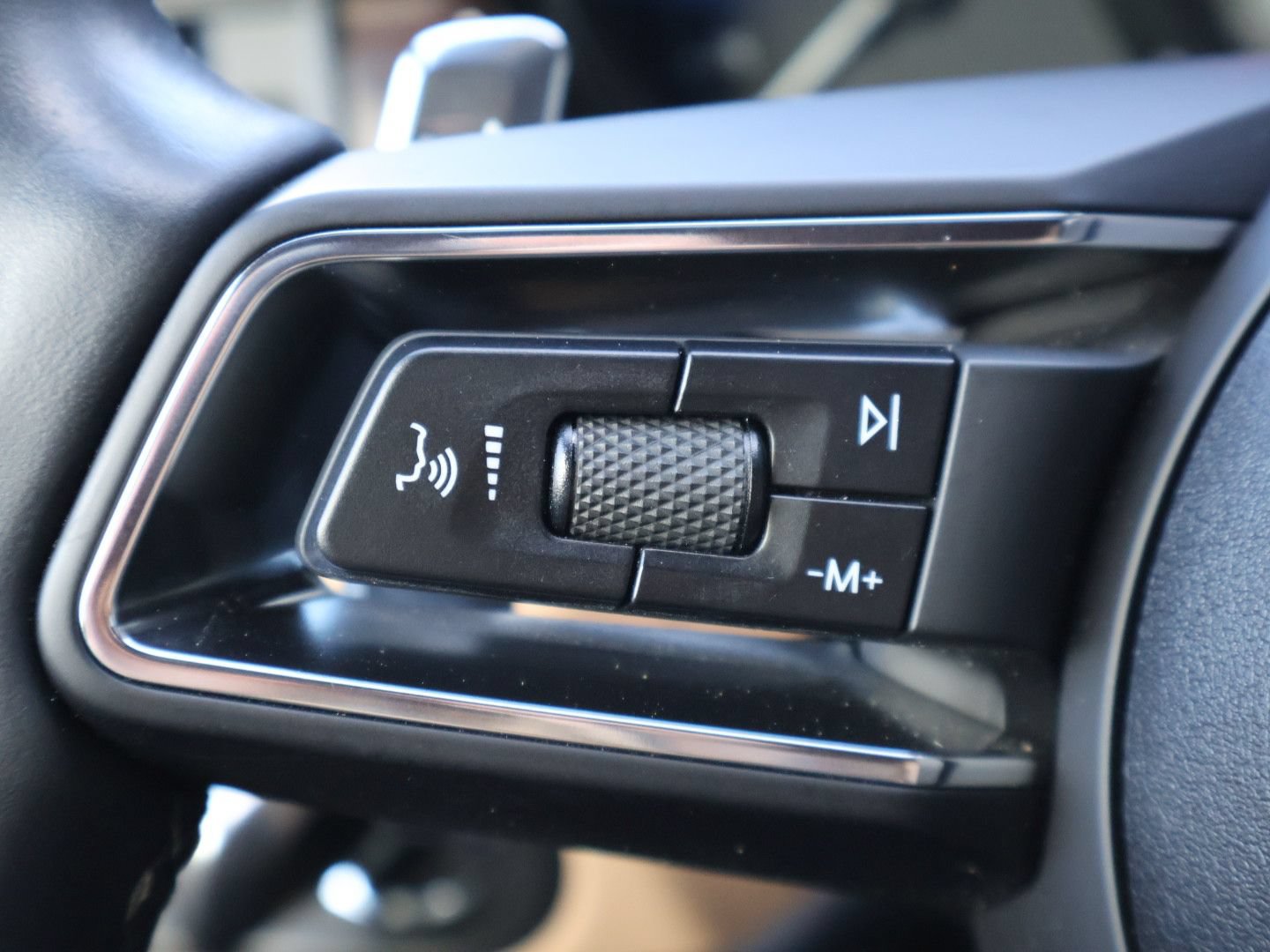 Certified 2023 Porsche Macan S AWD/4WD image 17