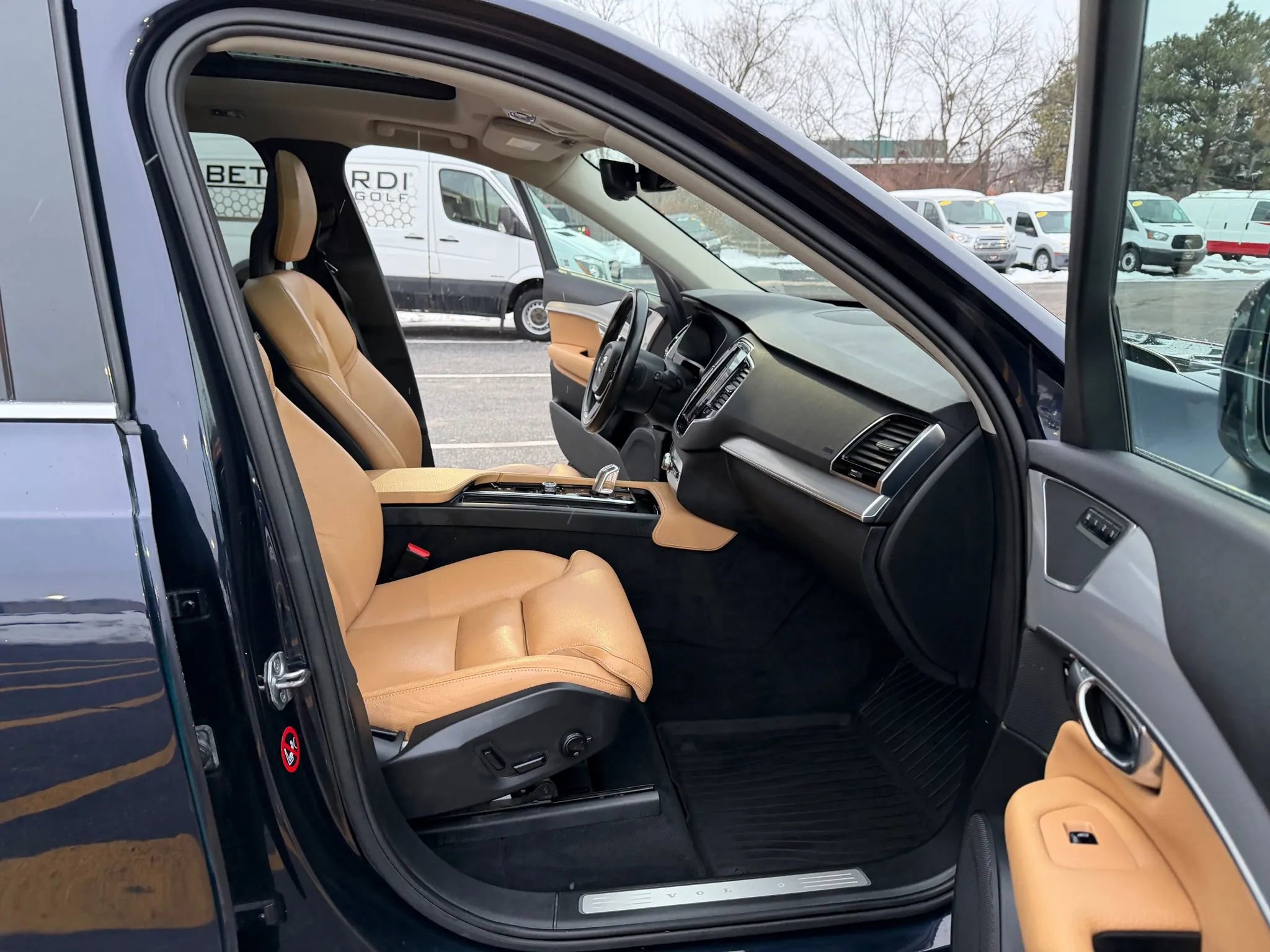 Used 2016 Volvo XC90 T8 Momentum w/ Vision Package image 26