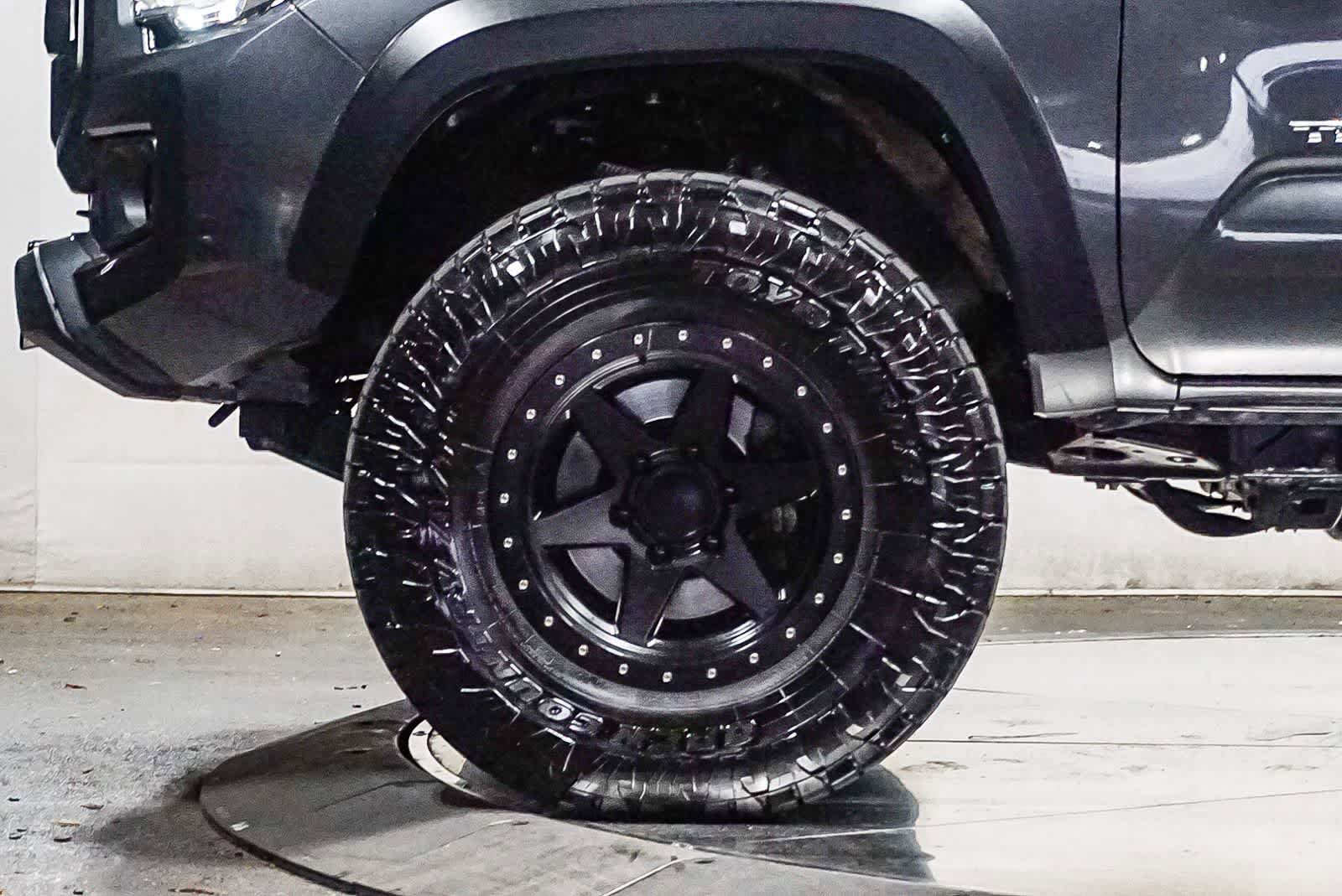 Used 2019 Toyota Tacoma TRD Off-Road w/ Technology Package AWD/4WD image 9