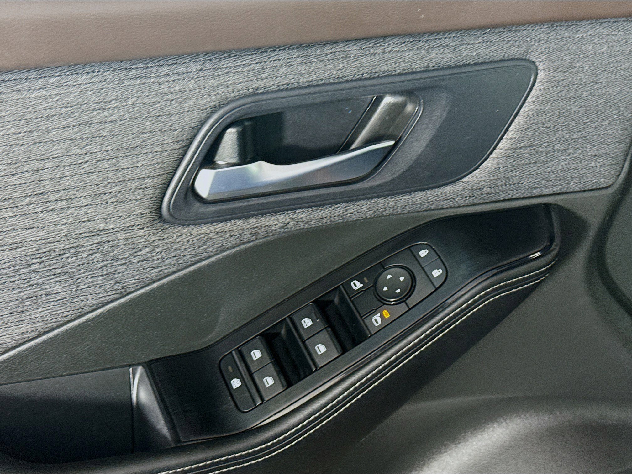 Used 2023 Nissan Rogue SV image 24