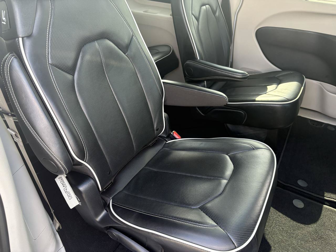 Used 2024 Chrysler Pacifica Limited FWD image 46