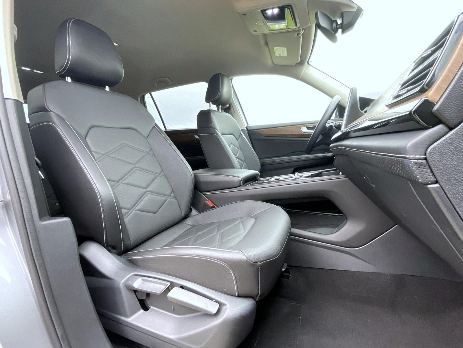 Used 2025 Volkswagen Atlas SE AWD/4WD image 16