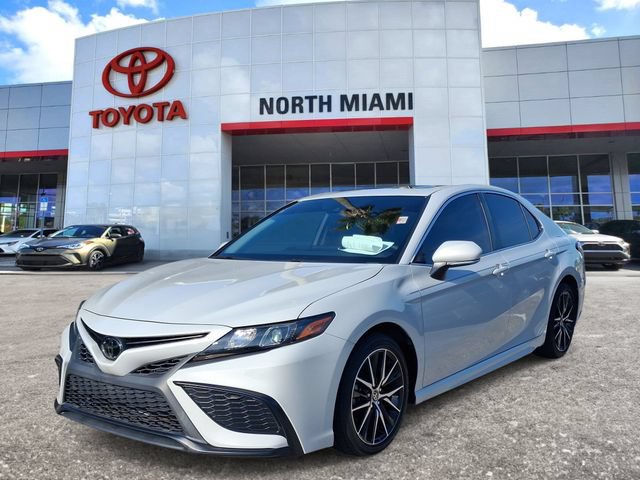 Used 2023 Toyota Camry SE w/ Cold Weather Package FWD image 2