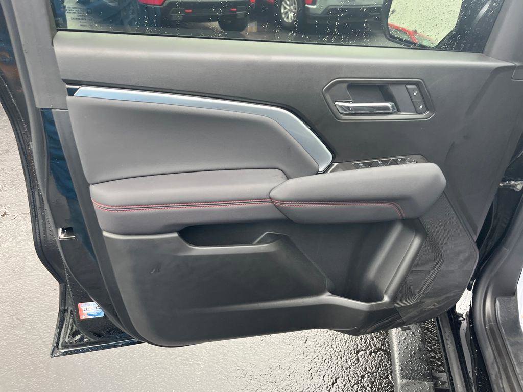 Used 2025 Chevrolet Colorado Z71 AWD/4WD image 18