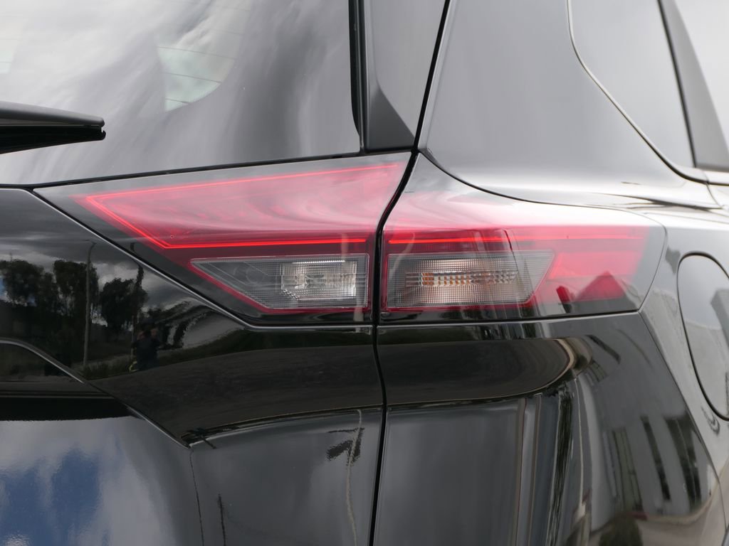 Used 2023 Nissan Rogue S FWD image 3