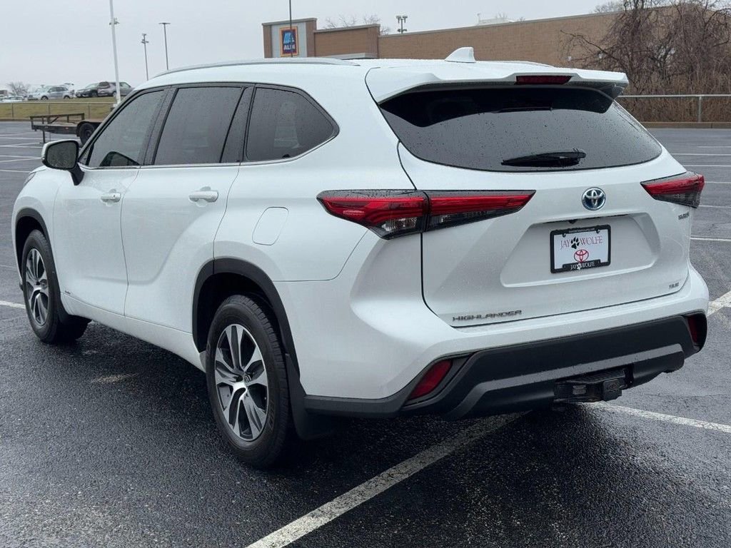 Certified 2022 Toyota Highlander XLE image 9