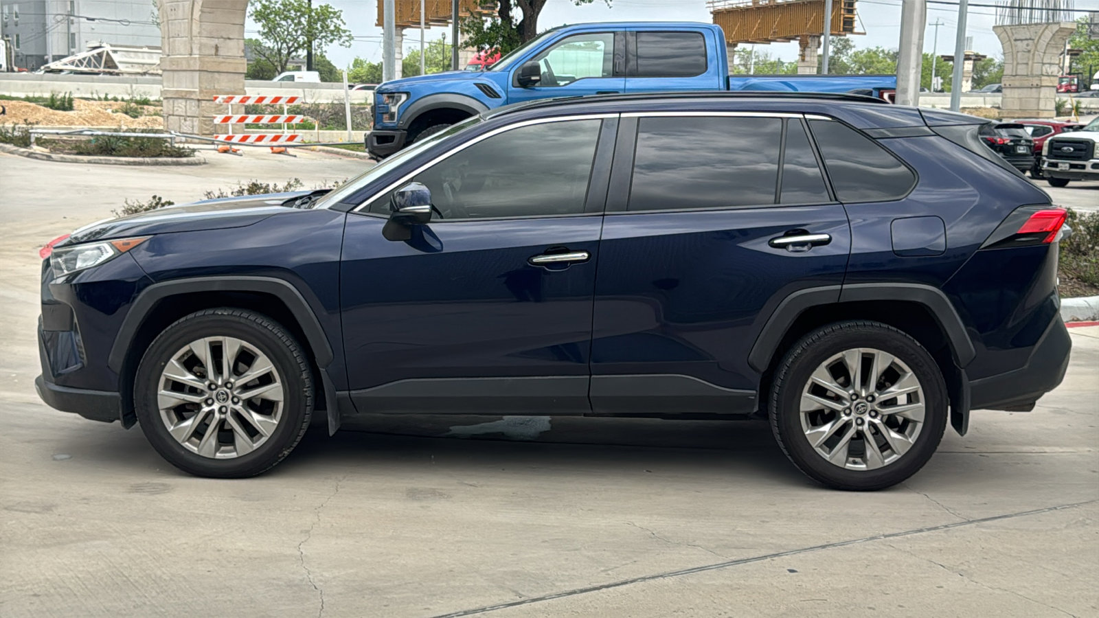 Used 2019 Toyota RAV4 Limited w/ Advanced Technology Package FWD image 4
