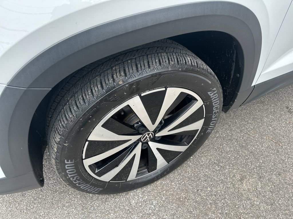 Certified 2022 Volkswagen Taos SE image 2