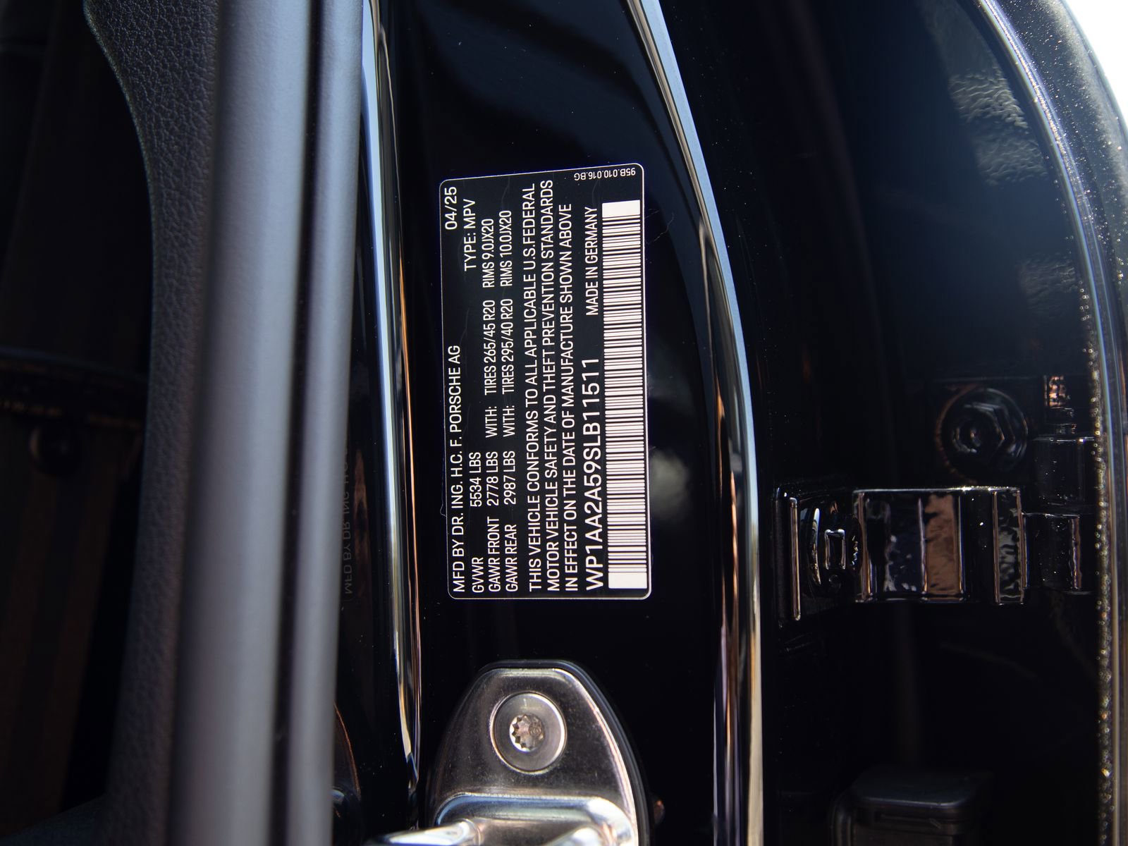 Certified 2025 Porsche Macan AWD/4WD image 28