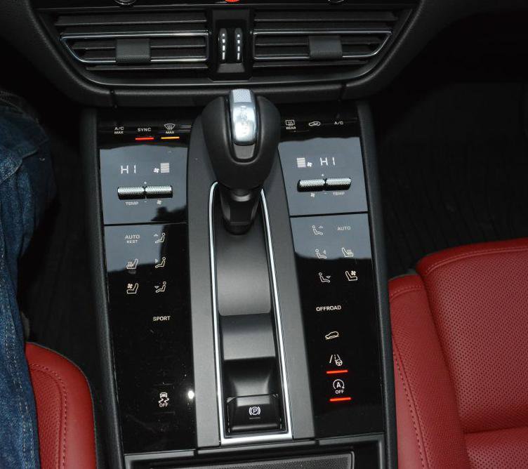 Used 2025 Porsche Macan Turbo image 24