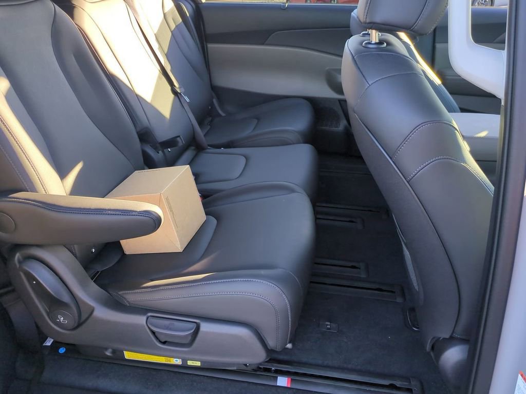 New 2026 Kia Carnival EX FWD image 25