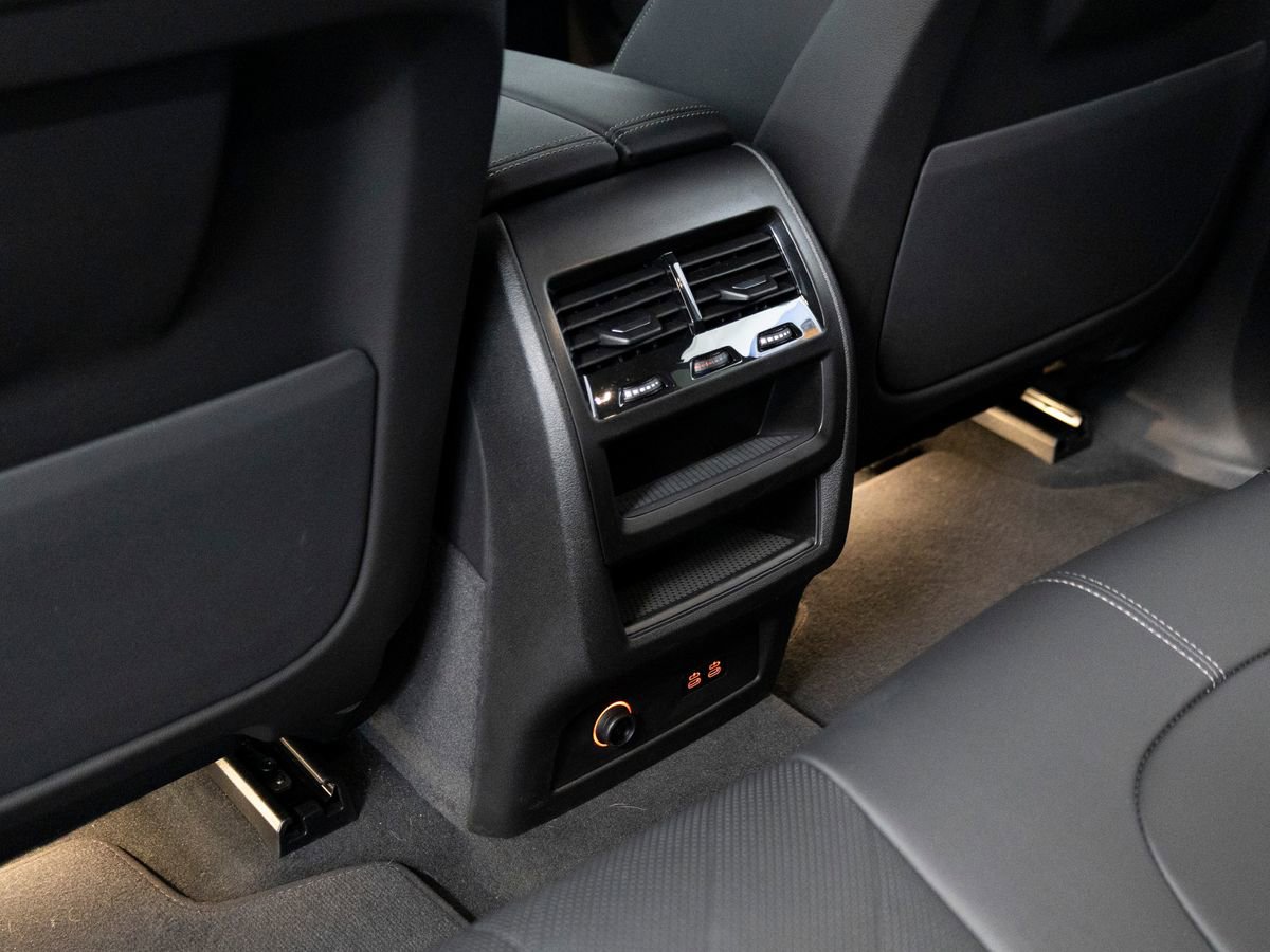 Used 2025 BMW X5 xDrive50e w/ M Sport Package image 23