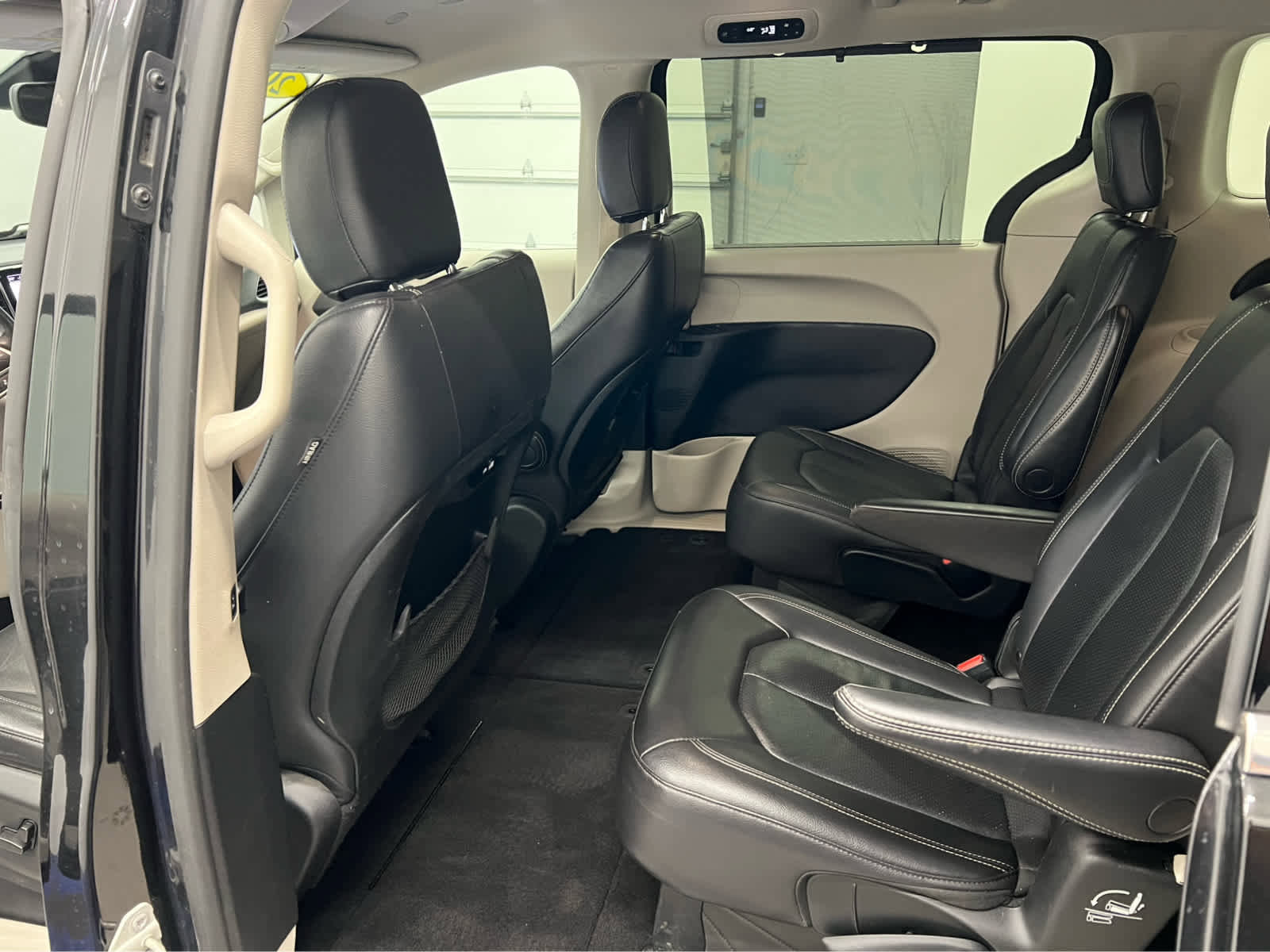 Used 2022 Chrysler Pacifica Touring-L image 4