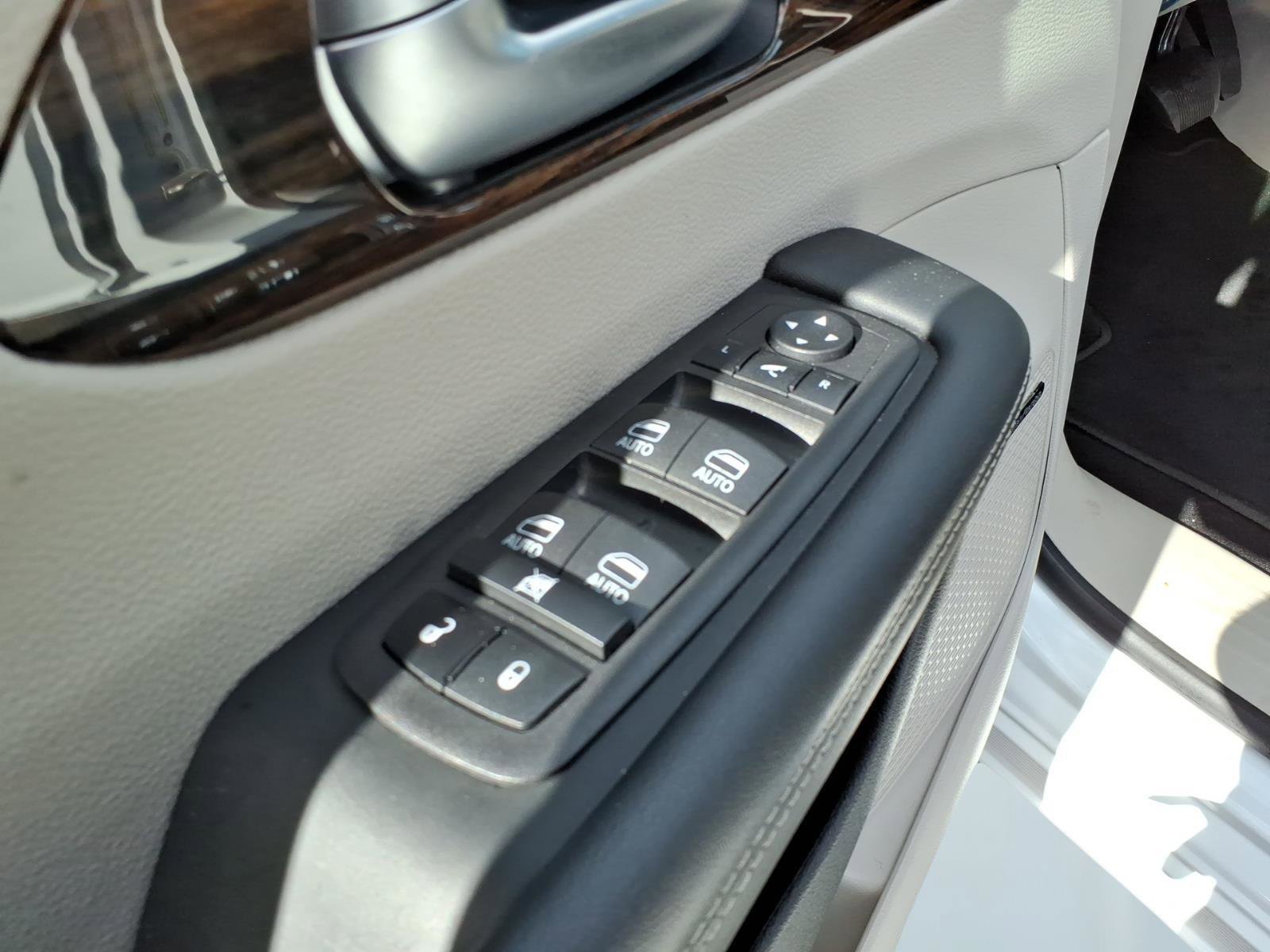 Used 2023 Chrysler Pacifica Limited w/ Uconnect Theater Family Group image 12