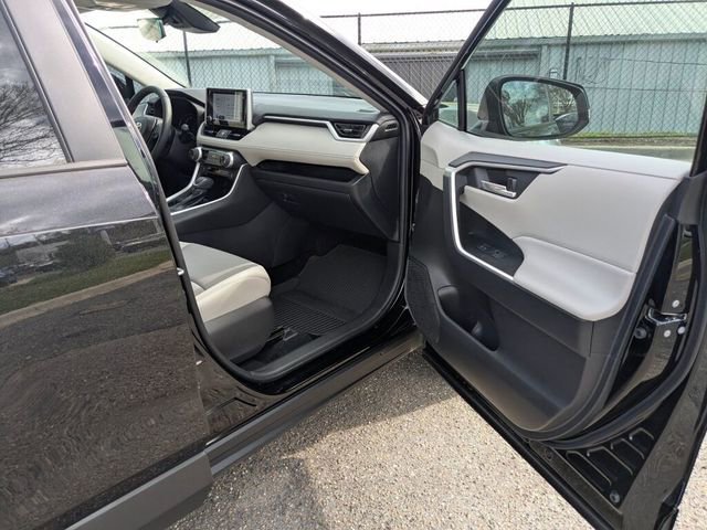 Used 2025 Toyota RAV4 XLE Premium image 38