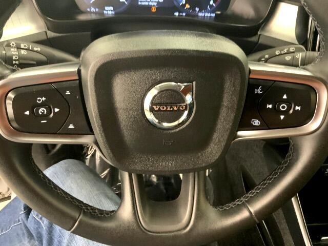 Used 2022 Volvo XC40 T4 Momentum image 21