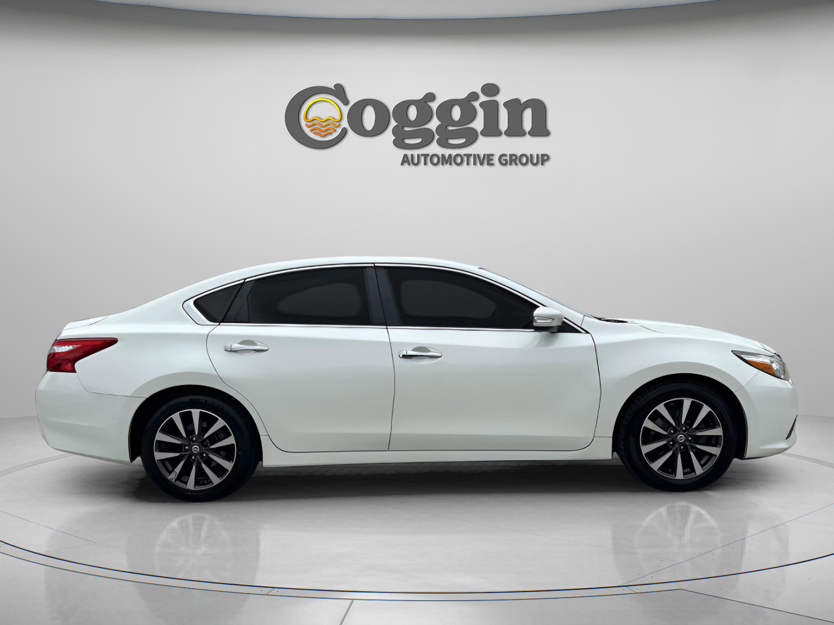 Used 2017 Nissan Altima 2.5 SL w/ Moonroof Package image 7