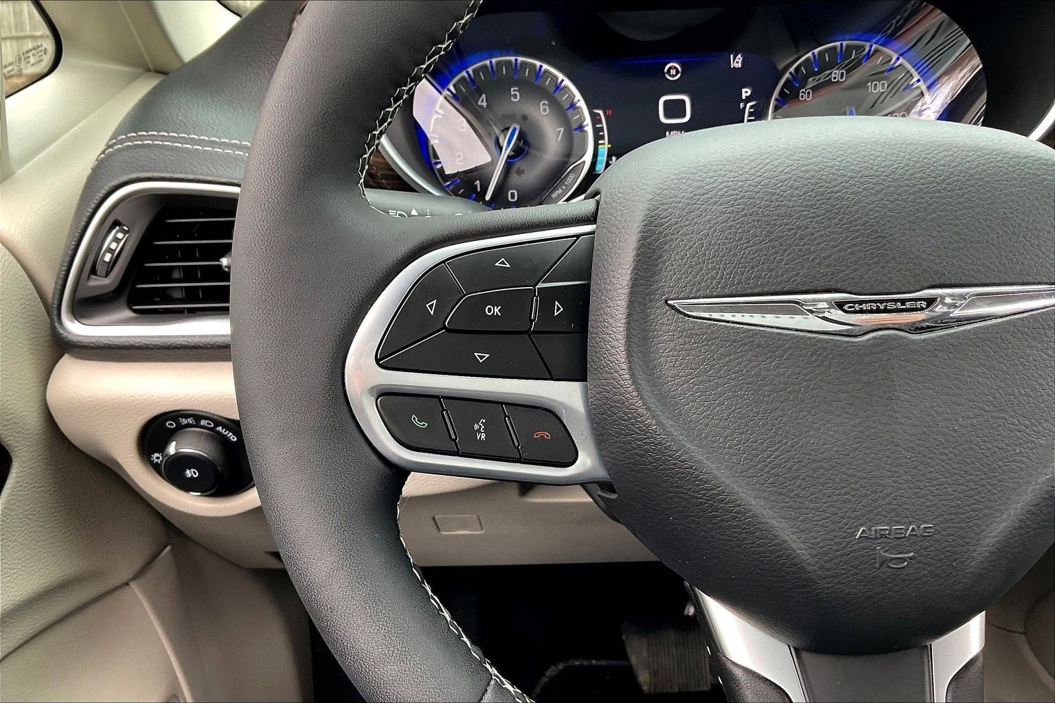 Used 2024 Chrysler Pacifica Limited image 17