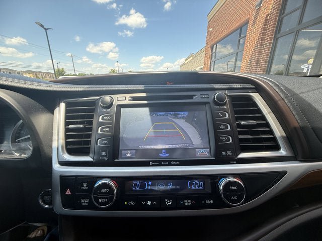 Used 2017 Toyota Highlander Limited AWD/4WD image 29